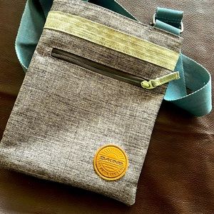 Dakine purse